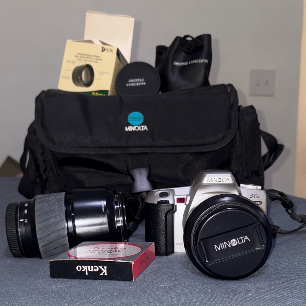 Minolta bundle MaXXUM  STSI with equipment and bag EUC film camera